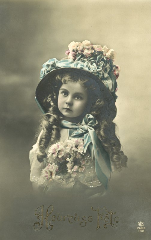 Liten jente i en stor hatt (fargebilde) av French Photographer