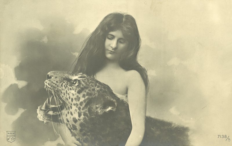 Langhåret jente med armene rundt utstoppet leopard (s/hvitt bilde) av French Photographer