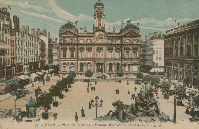 Lyon - Place des Terreaux - Bartholdi-fontenen og rådhuset. Postkort sendt i 1913. av French Photographer