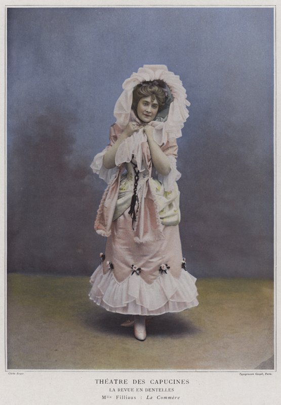 Mademoiselle Filliaux som La Commere i La Revue des Dentelles (farget bilde) av French Photographer