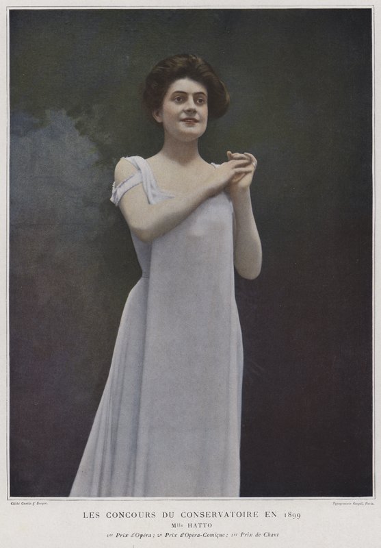 Mademoiselle Hatto, prisvinnende sanger ved konkurransene ved Conservatoire de Paris, 1899 (farget bilde) av French Photographer