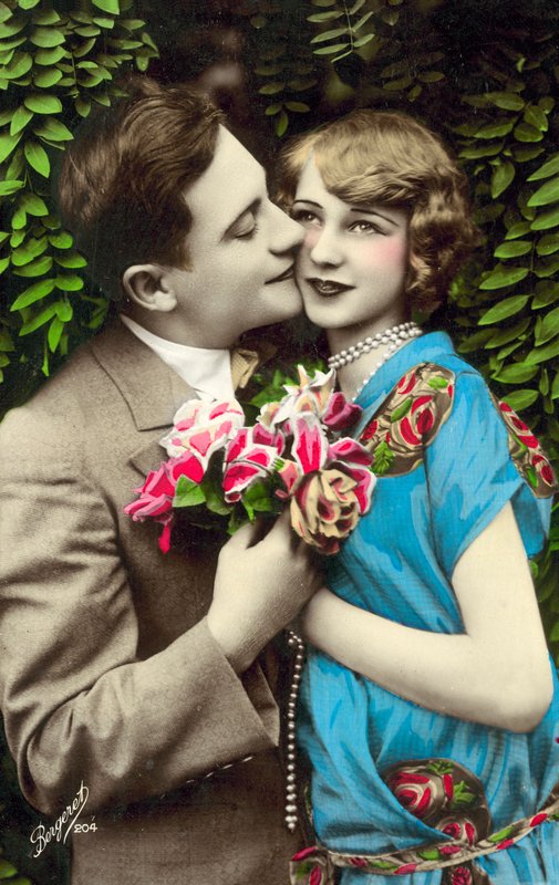 Mann som bærer blomster, kysser pen jente på kinnet av French Photographer