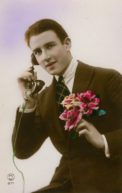 Mann på telefonen, holder blomster av French Photographer