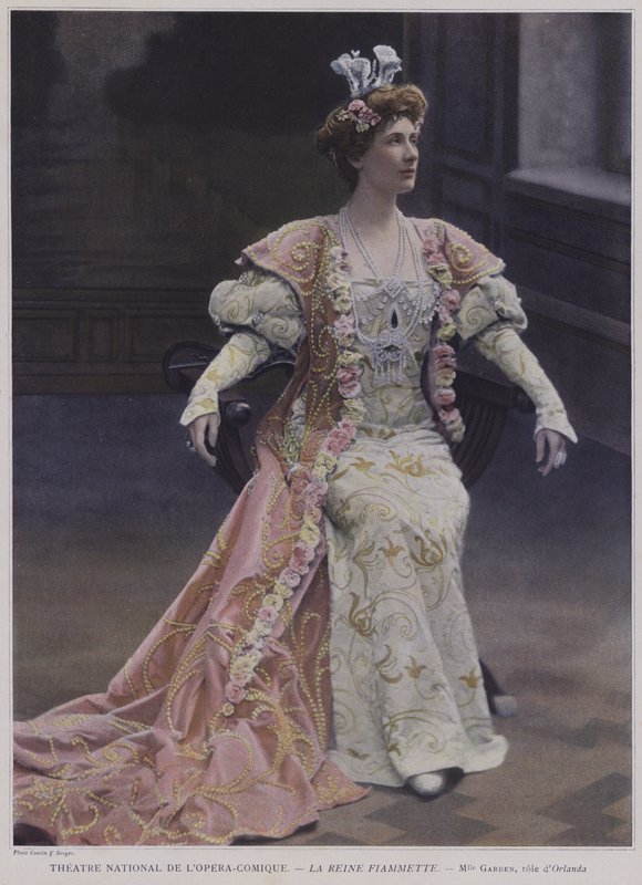 Mary Garden som Orlanda i La Reine Fiamette (farget bilde) av French Photographer