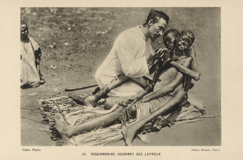 Misjonær som tar seg av spedalske av French Photographer