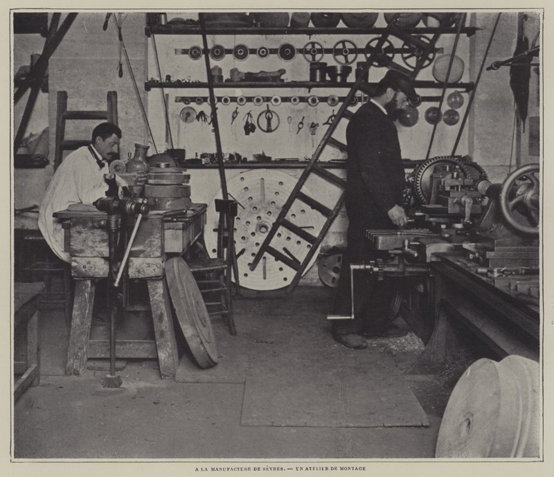 Monteringsverksted ved Sevres porselensfabrikk, Frankrike (s/hv-bilde) av French Photographer