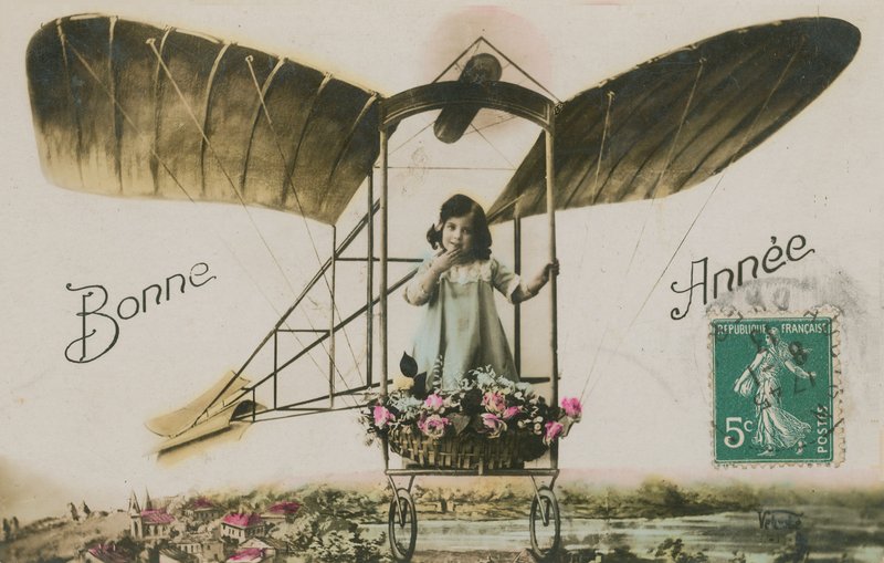 Nyttårs gratulasjonskort av en jente i et fly, 1913 (håndfarget bilde) av French Photographer