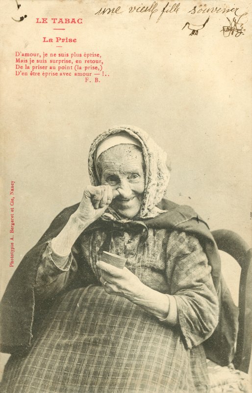 Gammel kvinne som snuser av French Photographer