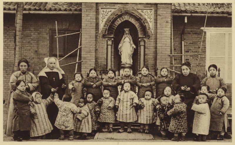 Foreldreløse poserer utenfor barnehjemmet sitt i Kina av French Photographer