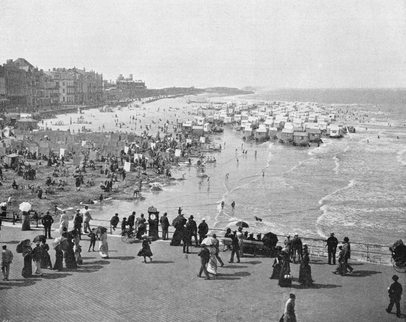 Oostende - The Kursaal and the Beach (s/hvitt bilde) av French Photographer