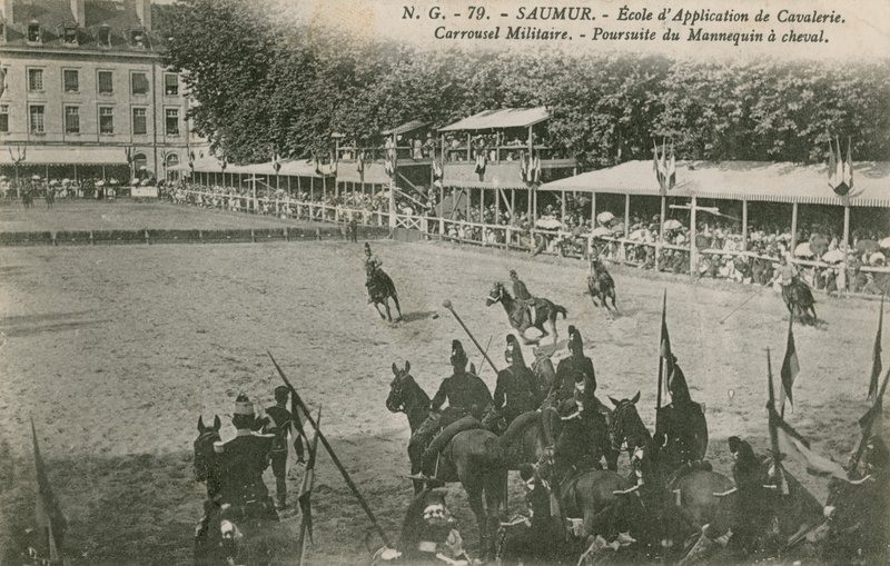 Parade på Kavaleriskolen i Saumur. Postkort sendt i 1913. av French Photographer