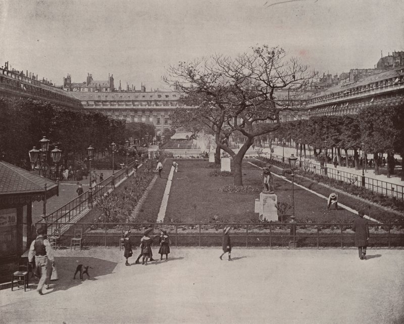 Paris: Garden of the Palais Royal (s/hvitt bilde) av French Photographer