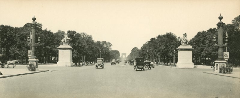Paris, Perspektiv av Avenue des Champs-Elysees, The Horses of Marly, Champs Elysees Avenue, Marly Horses av French Photographer