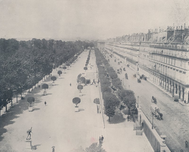 Paris: Rue de Rivoli og terrassen til Tuileriehagen (s/hvitt-bilde) av French Photographer