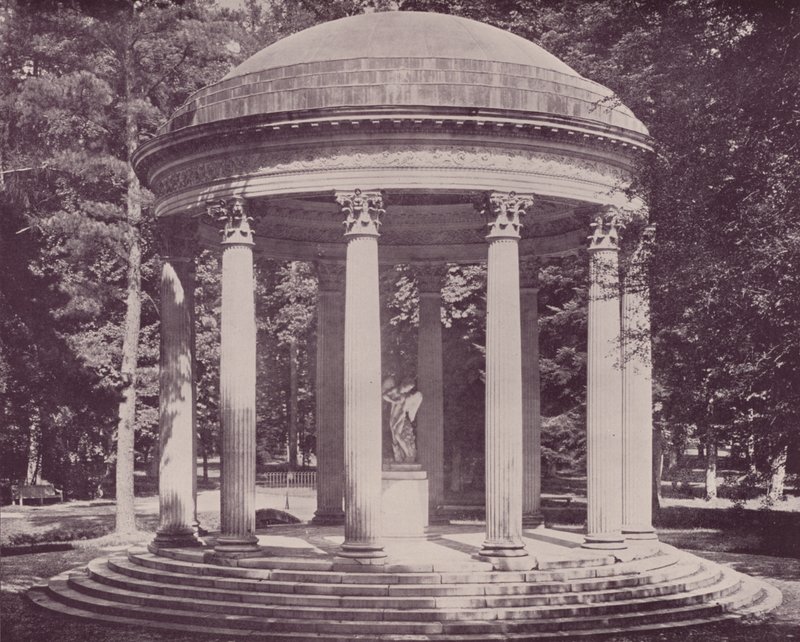 Paris: Kjærlighetens tempel, Versailles (s/hvitt-bilde) av French Photographer