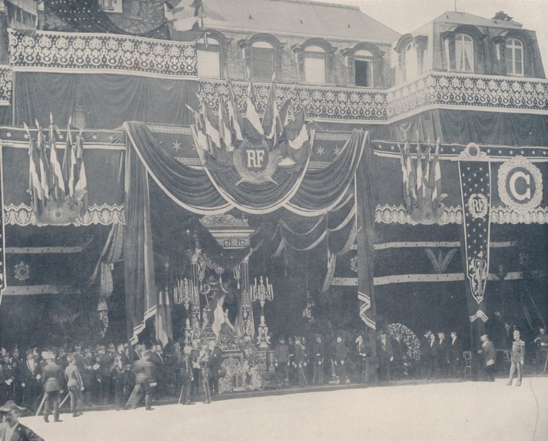 Paris: Restene av president Carnot ligger i staten (s/hvitt-bilde) av French Photographer