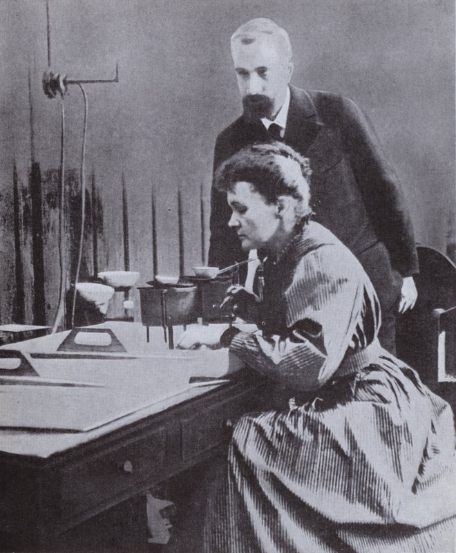 Pierre og Marie Curie, oppdagere av Radium, i laboratoriet deres ved Paris University, 1898 av French Photographer