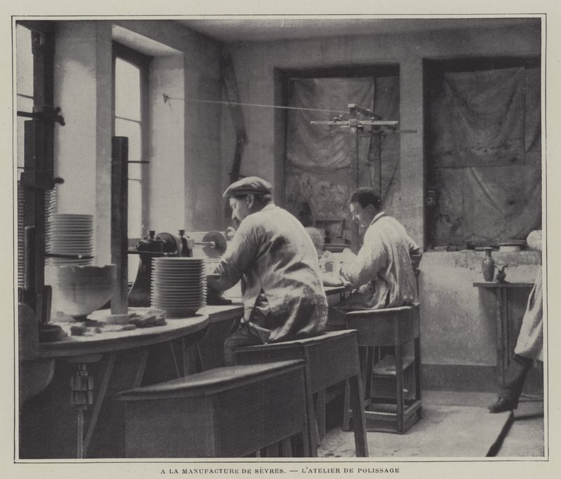 Poleringsverksted ved Sevres porselensfabrikk, Frankrike (s/hv-bilde) av French Photographer