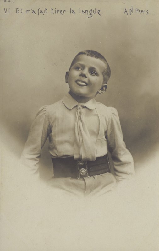 Portrett av en liten gutt (s/hvitt bilde) av French Photographer