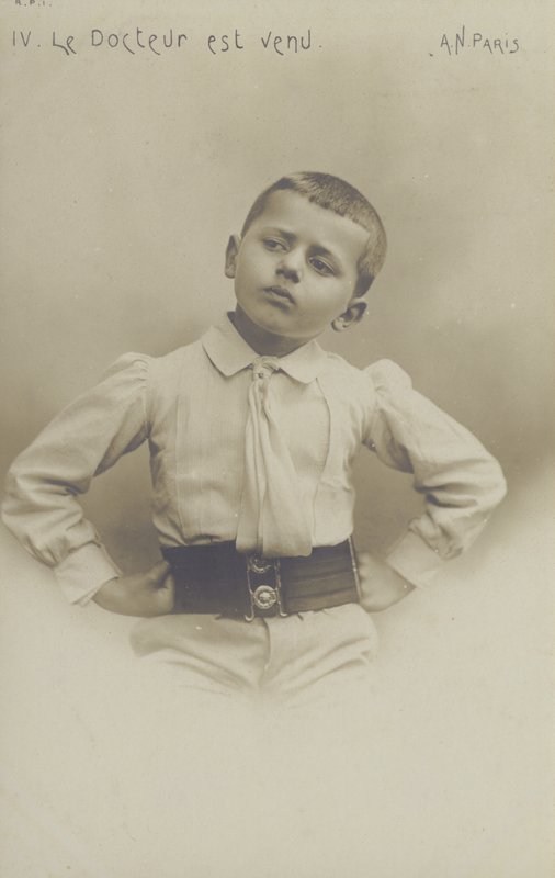 Portrett av en liten gutt (s/hvitt bilde) av French Photographer