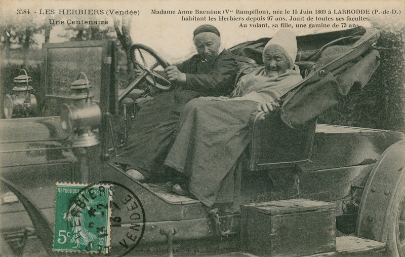 Postkort av Madame Anne Brugere i en bil med datteren på 73 år, Les Herbiers, sendt i 1913 av French Photographer