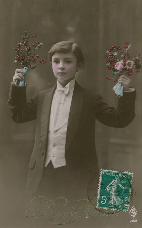 Postkort av en gutt i hvitt slips og haler som holder blomster og bær, sendt i 1913 (håndfarget bilde) av French Photographer