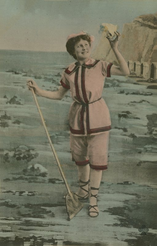 Postkort av en kvinne som holder et fiskenett og skjell, sendt i 1913 (håndfarget fotografi) av French Photographer