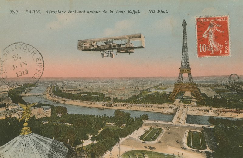 Postkort av et fly som sirkler rundt Eiffeltårnet, sendt i 1913 (håndfarget bilde) av French Photographer