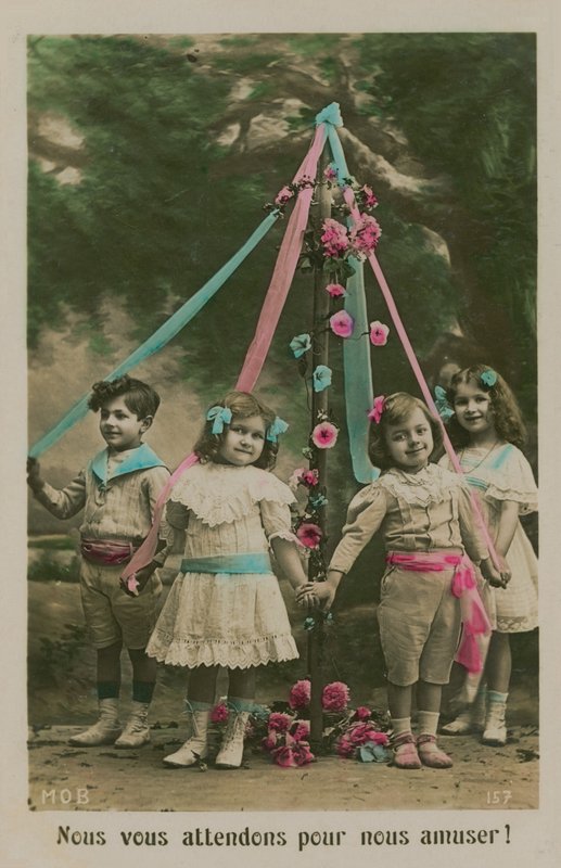 Postkort av barn som står rundt en majstang, sendt i 1913 (håndfarget bilde) av French Photographer