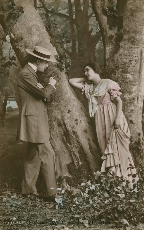 Postkort med elskere som skåret et hjerte på et tre, sendt i 1913 (håndfarget bilde) av French Photographer