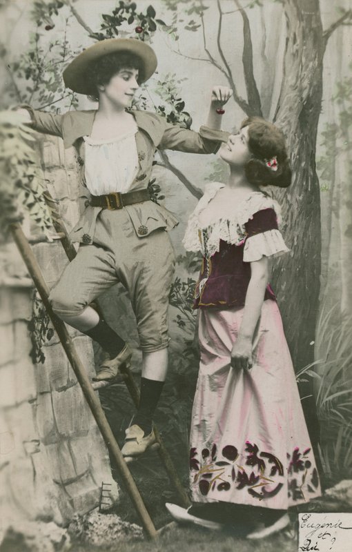 Postkort som viser to jenter kledd i kostyme med kirsebær, sendt i 1913 (håndfarget bilde) av French Photographer