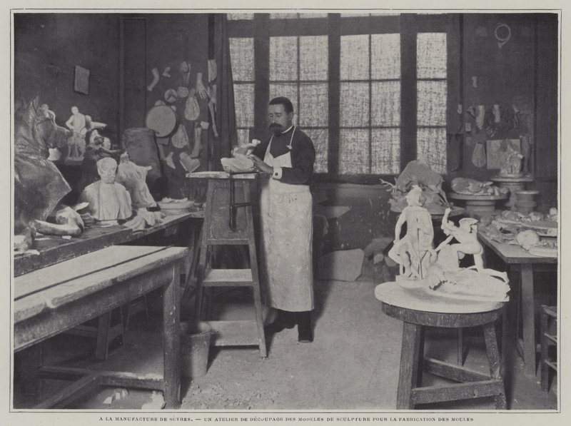 Forbereder former i et verksted på Sevres porselensfabrikk, Frankrike (s/hvitt-bilde) av French Photographer