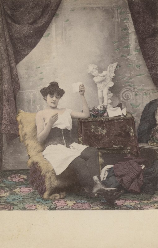 Pen halvkledd jente, leser brev av French Photographer