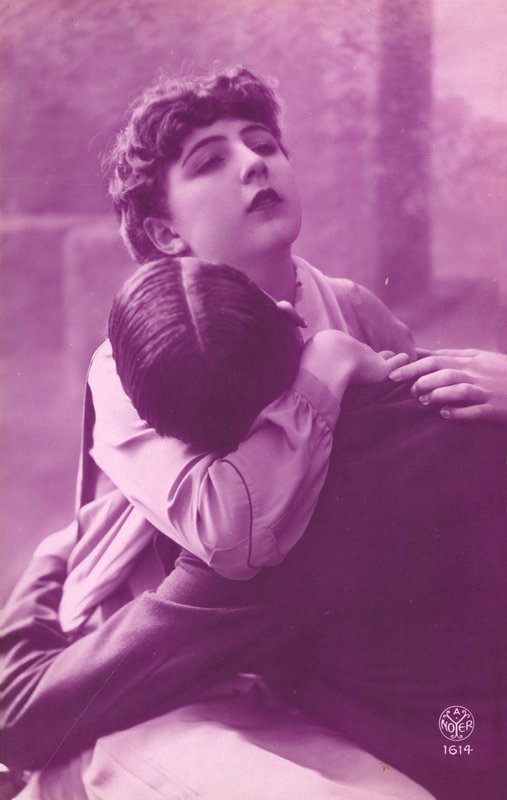 Rosa-farget bilde av par som omfavner av French Photographer