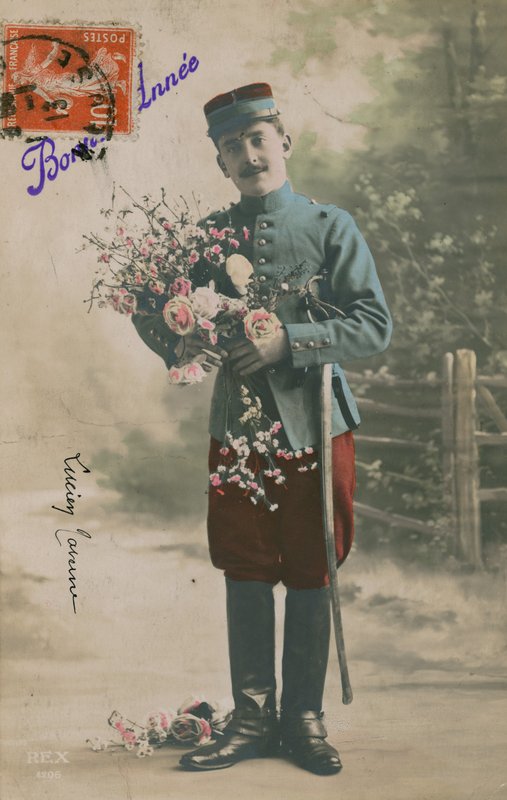 Soldat som bærer en haug med blomster, nyttårspostkort, 1913 av French Photographer
