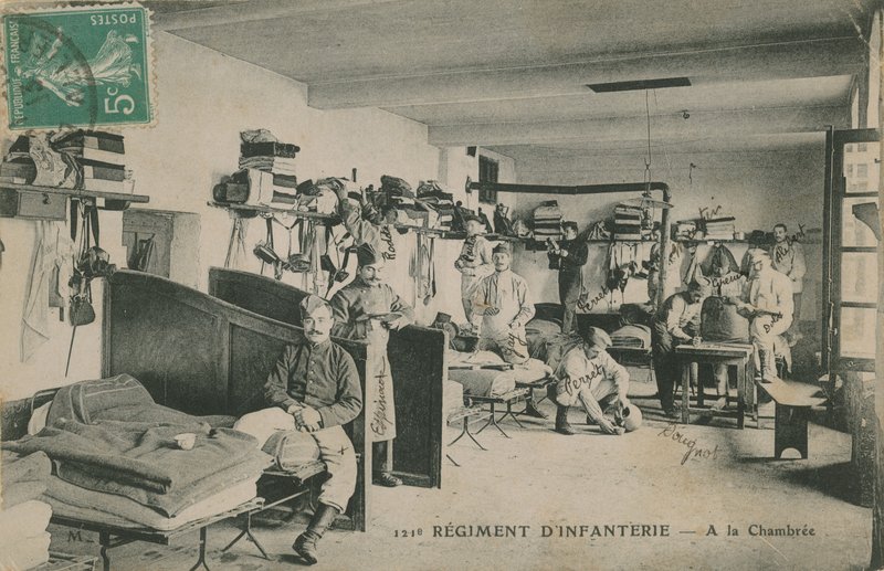 Soldater fra det franske 121. infanteriregiment i sine brakker. Postkort sendt i 1913. av French Photographer