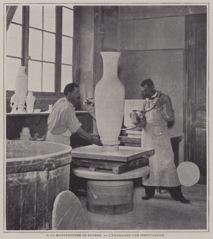 Sprayemaljering av en vase på Sevres porselensfabrikk, Frankrike (s/hvitt-bilde) av French Photographer