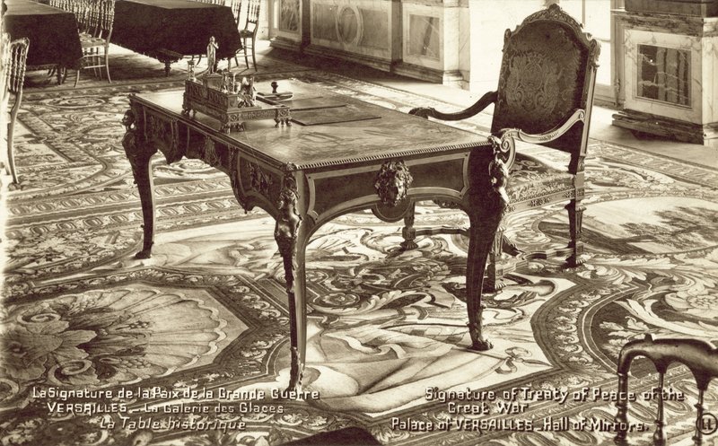 Bord i Speilsalen i Versailles-palasset som Versailles-traktaten ble signert på (s/hv-bilde) av French Photographer