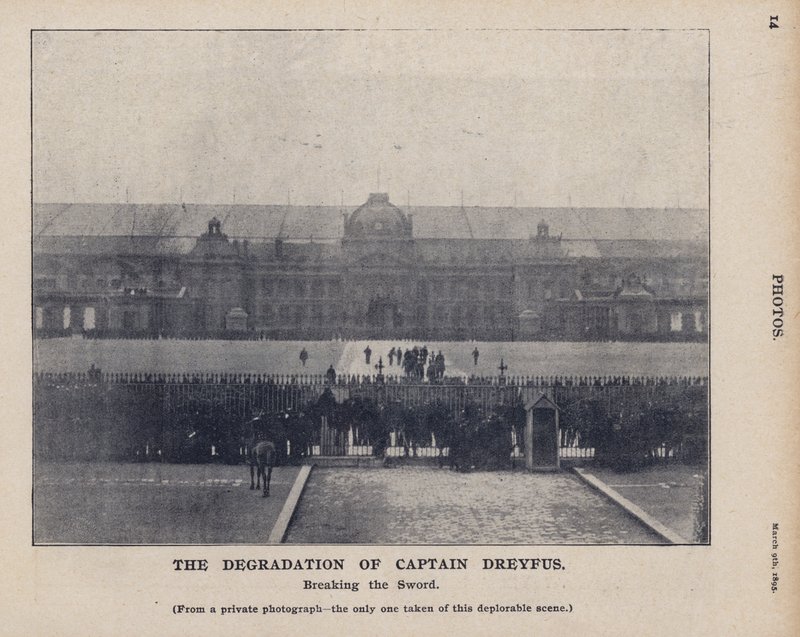 Nedbrytningen av kaptein Dreyfus, som knuste sverdet, fra et privat fotografi, det eneste som ble tatt av denne beklagelige scenen (s/hvitt-bilde) av French Photographer