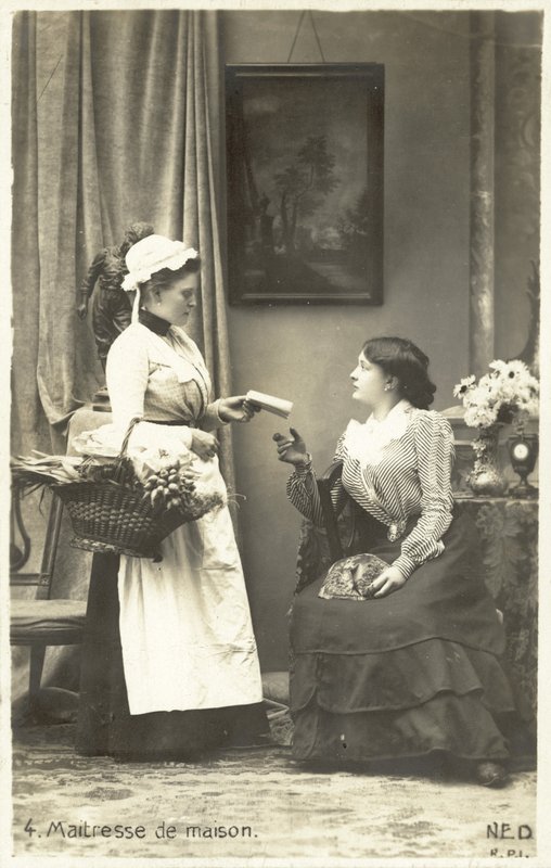 Husets elskerinne gir instruksjoner til hushjelpen (s/hvitt-bilde) av French Photographer