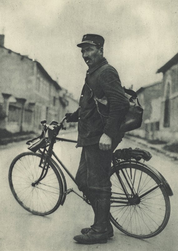 Denne franske postmannen synes sykkelen hans er veldig nyttig av French Photographer