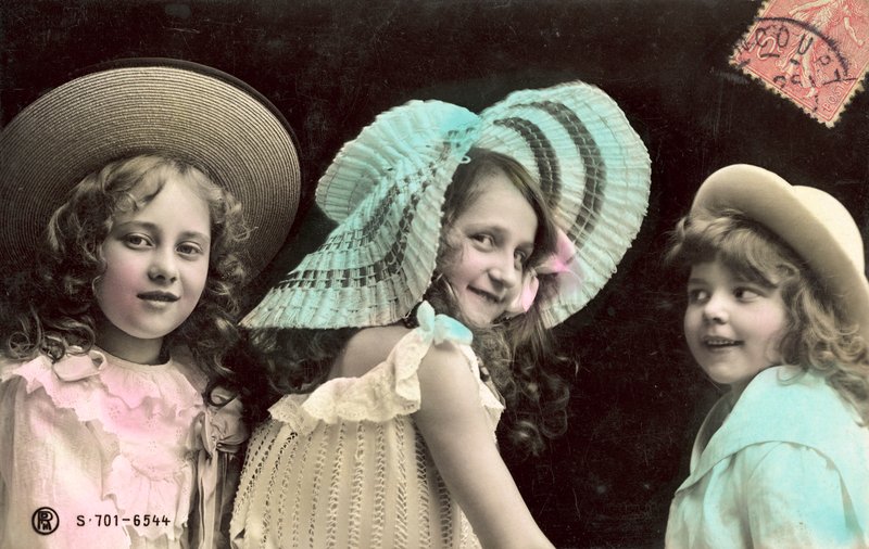 Tre unge jenter i hatt, smiler av French Photographer
