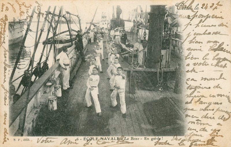 Seilerelever ved en fransk marineskole har en boksetime på dekk. Postkort sendt i 1913. av French Photographer