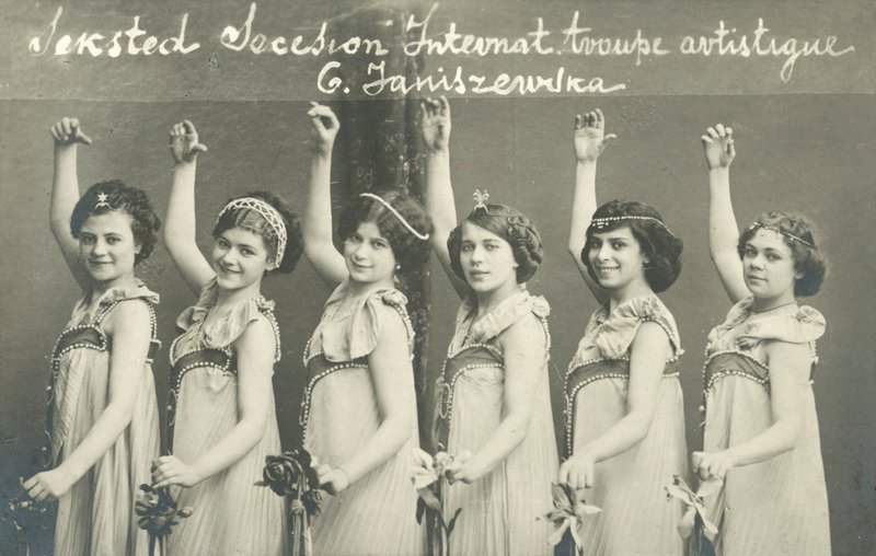 En tropp av unge kvinnelige dansere, smilende av French Photographer