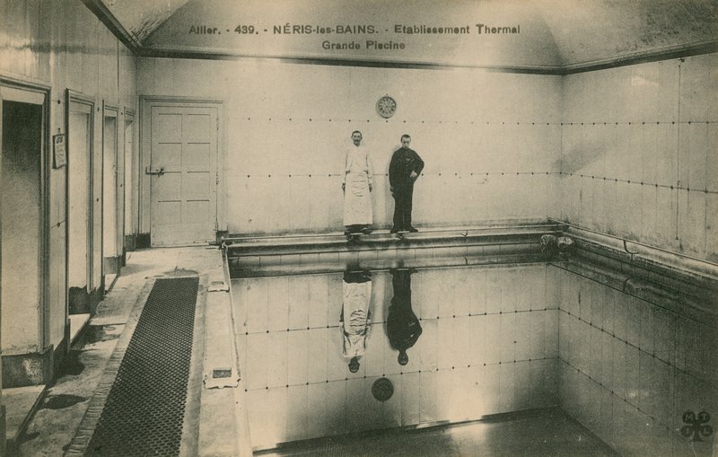 To menn som står i termalbadene ved Neris les Bains i Frankrike. Postkort sendt i 1913. av French Photographer