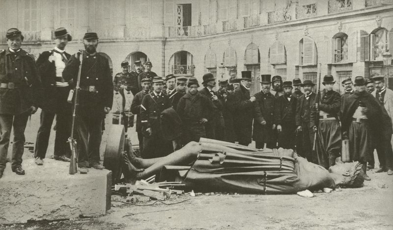 Vendome-søylen, etter at den ble trukket ned 16. mai 1871 (s/hvitt-bilde) av French Photographer