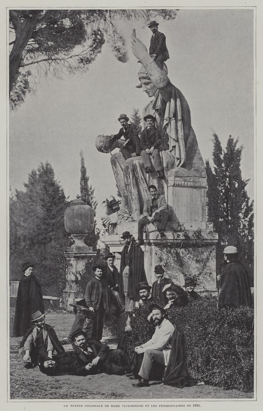 Besøkende ved statuen av Roma Victorious av French Photographer