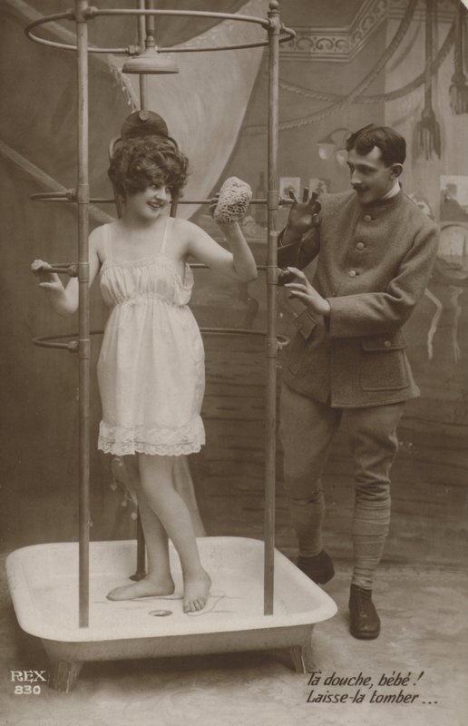 Kvinne i dusjen med en soldat (s/hvitt bilde) av French Photographer