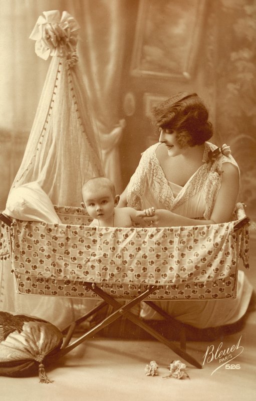 Kvinne med en baby i en vugge av French Photographer