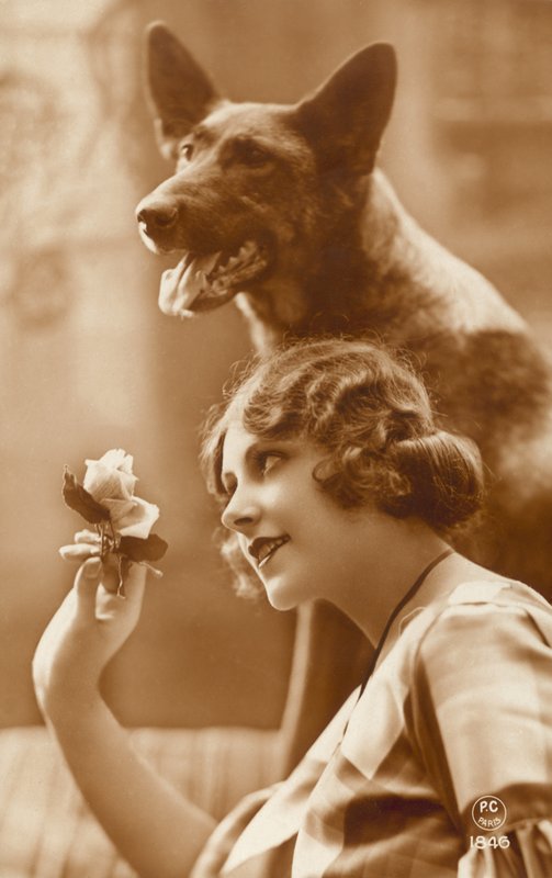 Kvinne med hunden sin av French Photographer